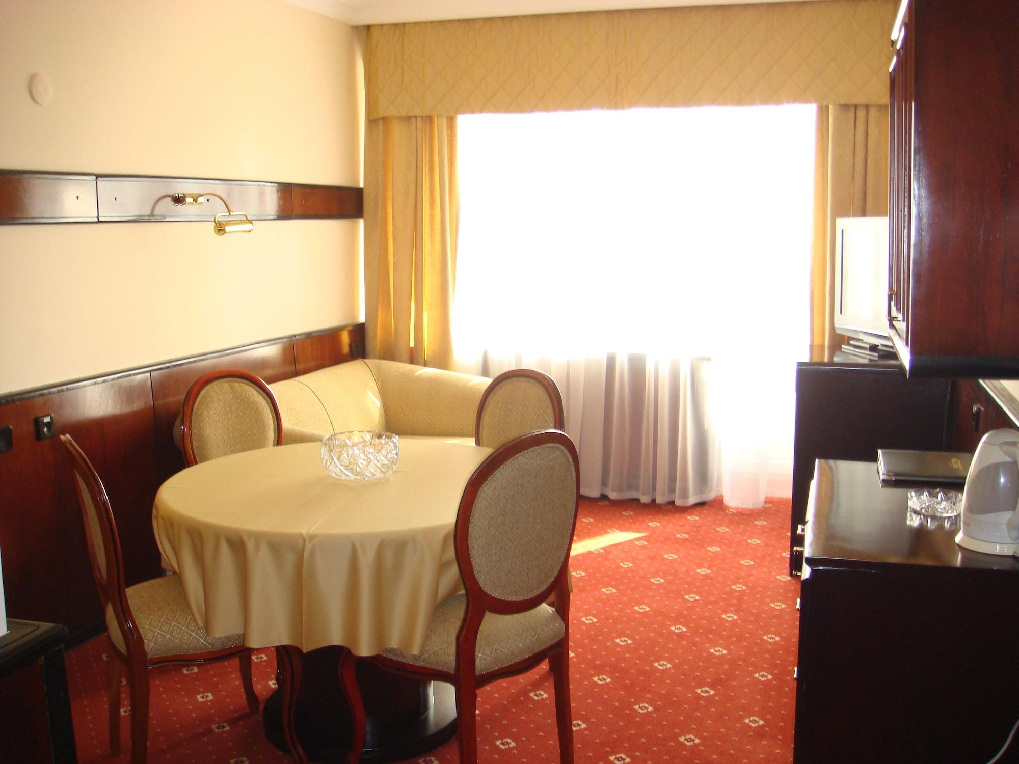 Hotel Otrar Almaty Exterior foto